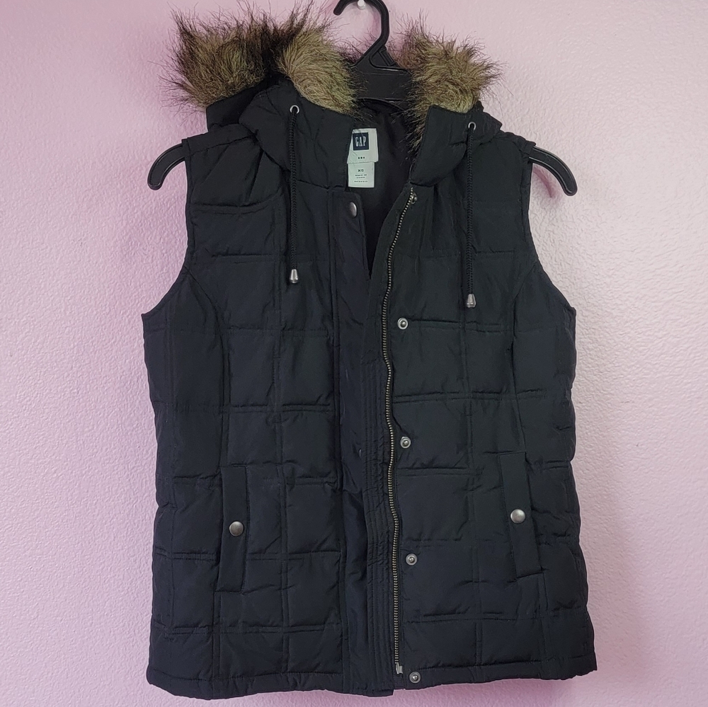 Gap puffer vest with hood & removable faux fur trim /size XS.